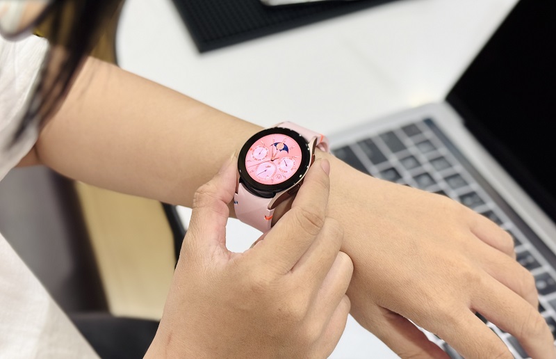Màn hình Samsung Galaxy Watch FE hiển thị rõ nét 