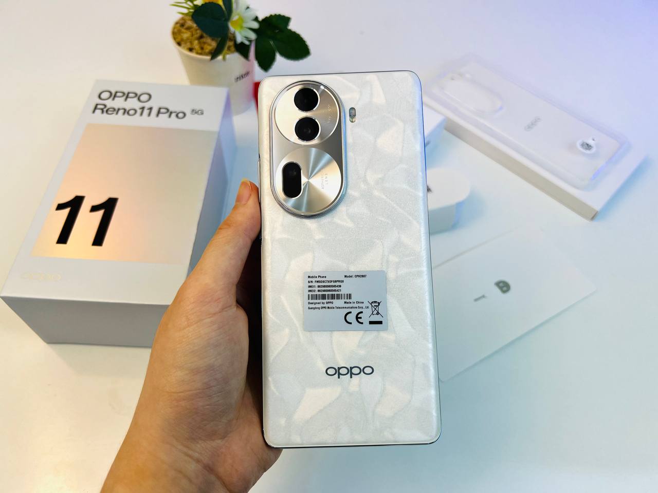 Cận cảnh Oppo Reno11 Pro 5G màu trắng ngọc trai