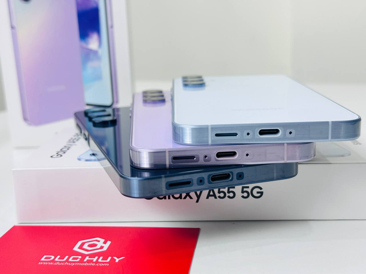 cạnh dưới Galaxy A55 5G là cổng sạc USB-C, loa ngoài.