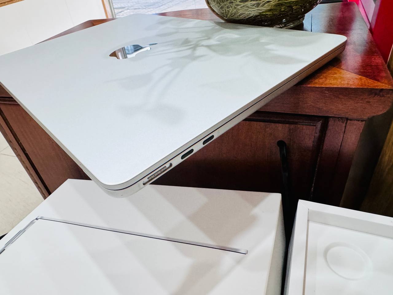 cạnh Macbook Air M2 8/256GB cũ