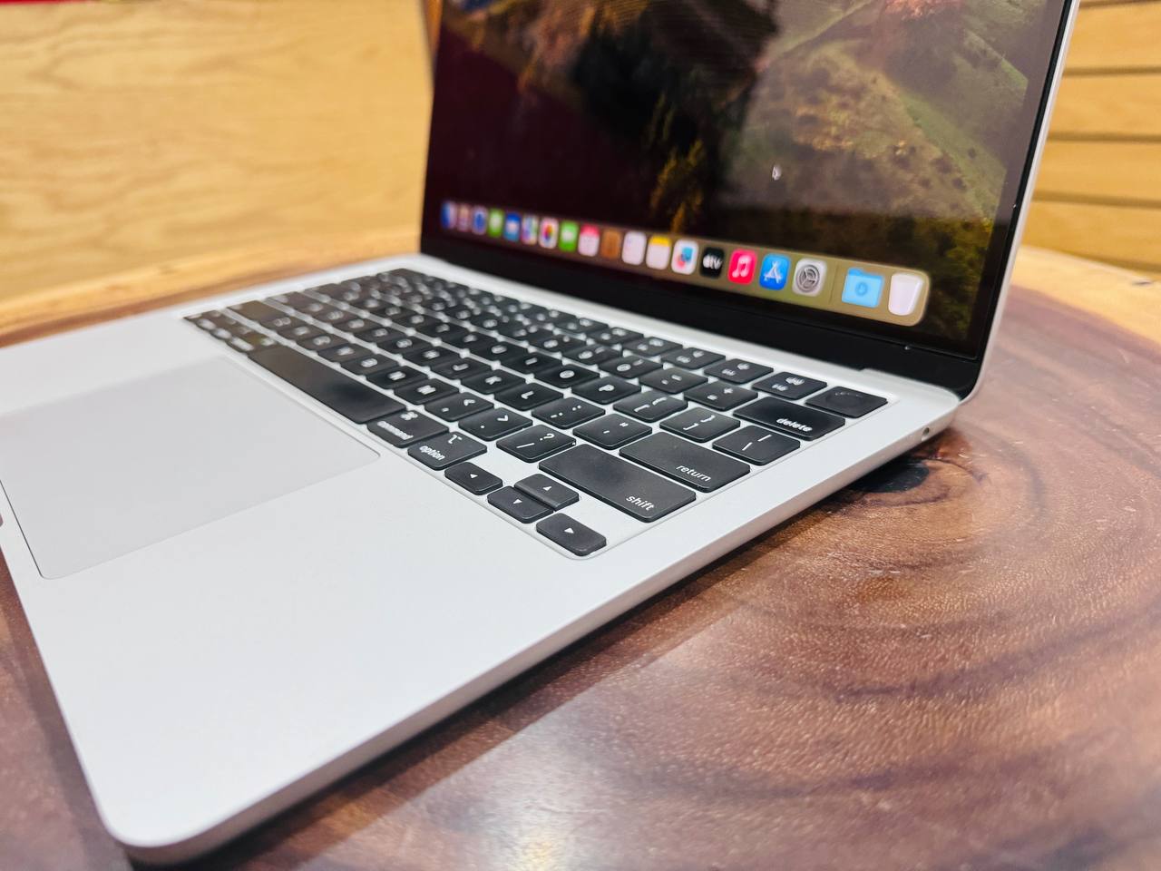 cạnh phải Macbook Air M2 8/256GB cũ