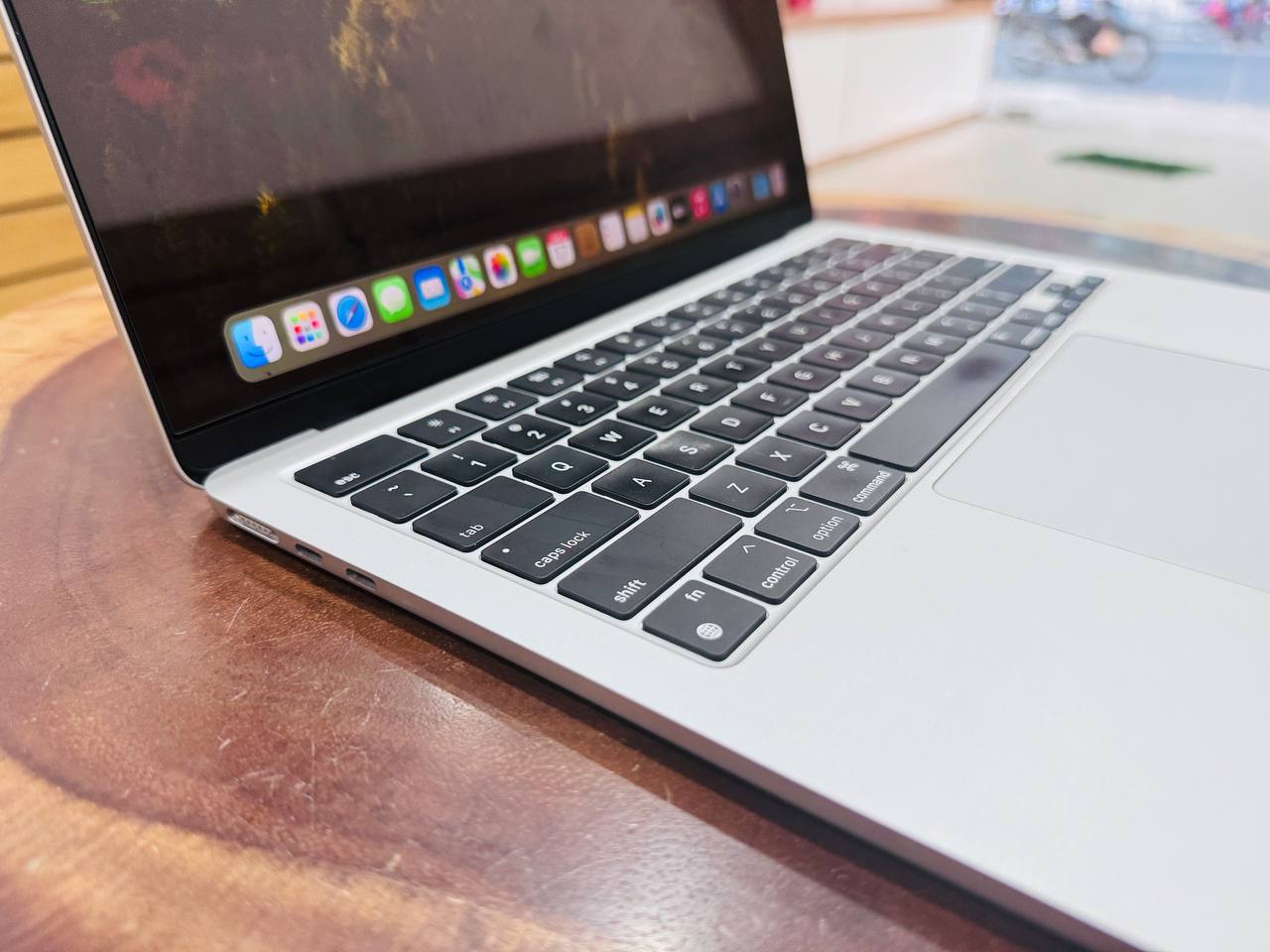 cạnh trái Macbook Air M2 8/256GB cũ