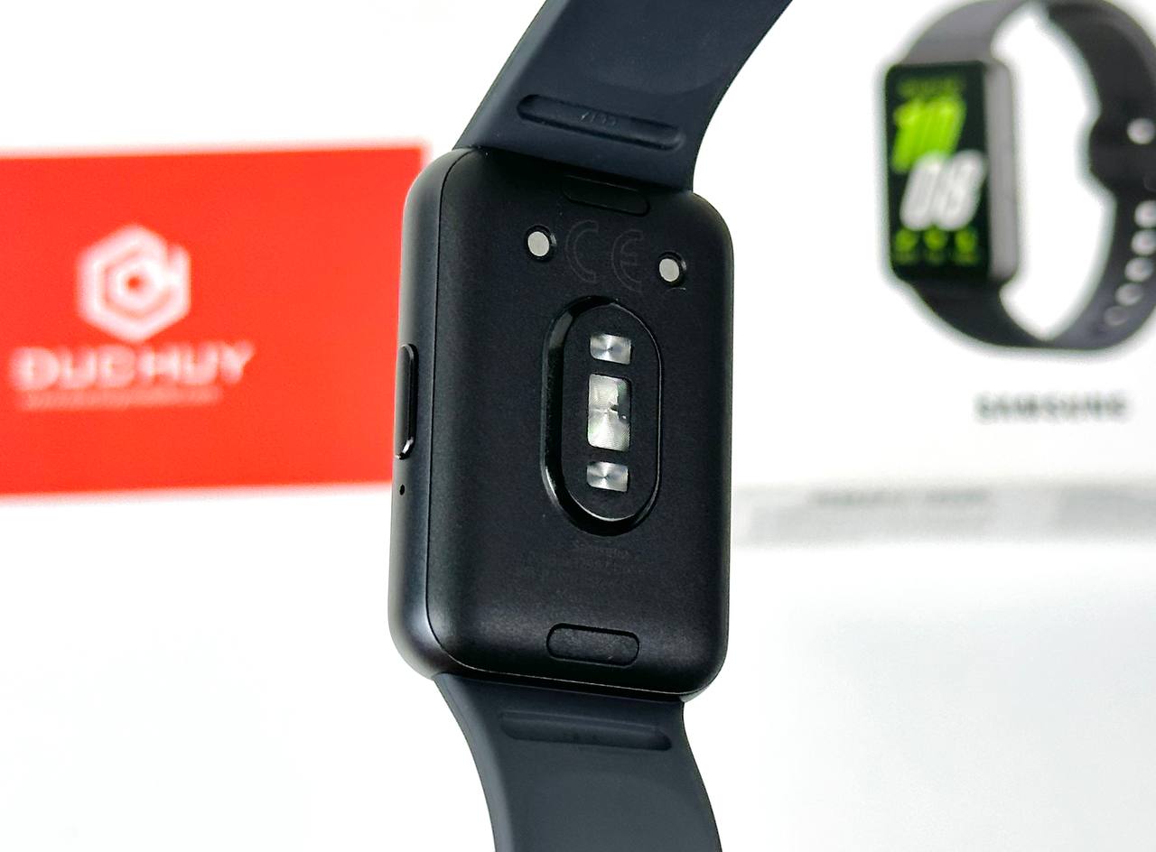 mặt sau Samsung Galaxy Fit3 có các cảm biến