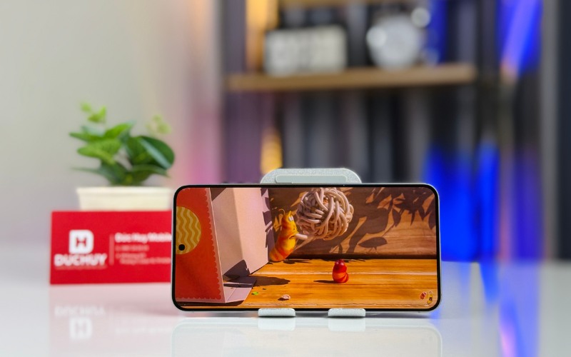 Màn hình LTPO AMOLED sắc nét với cạnh viền siêu mỏng