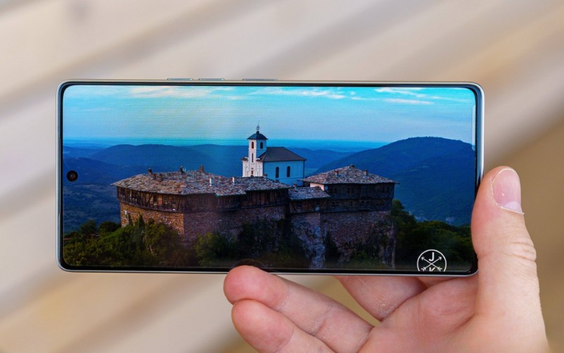 Màn hình AMOLED tốc độ phản hồi 144Hz siêu nhanh