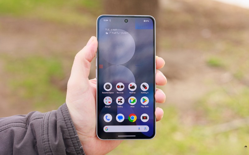 Màn hình AMOLED 3000 nits hiển thị cực tốt ngoài trời