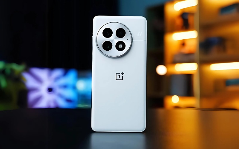 Ngoại hình OnePlus 13 màu trắng