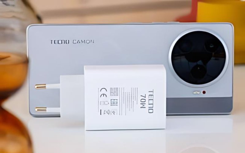 Cục sạc 70W trên Tecno Camon 30 Pro