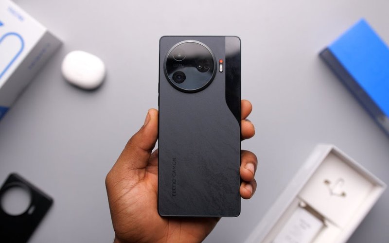 Phiên bản màu đen trên Tecno Camon 30 Pro