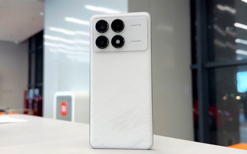 Thiết kế vuông vắn, mạnh mẽ trên Xiaomi Poco F6 Pro
