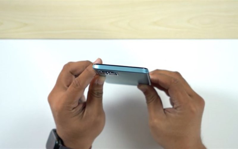 Hai cạnh của Realme Narzo 50 4G được làm bo cong đều về hai phía
