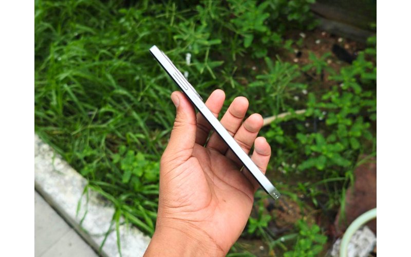 Các cạnh viền được vát phẳng trên OPPO K12x