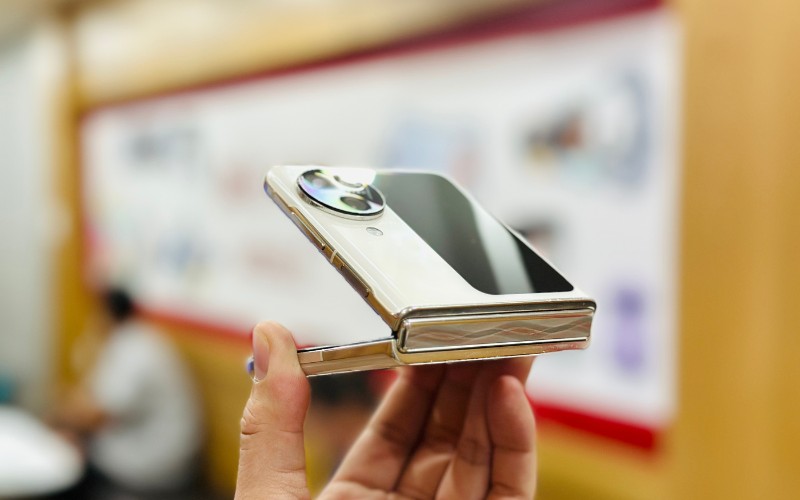 OPPO Find N3 Flip 5G Cũ có khung nhôm sáng bóng 