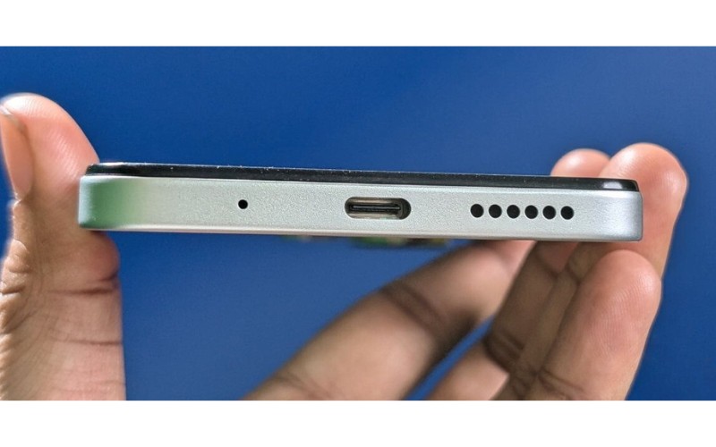Cổng sạc Type-C và loa đơn trên Xiaomi POCO M6 Plus 5G