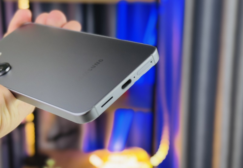 cạnh dưới Galaxy S25 là nơi bố trí loa ngoài