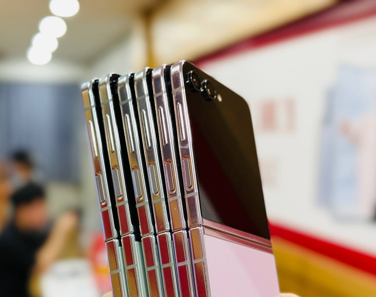  Samsung Galaxy Z Flip5 cũ có ngoại hình đẹp keng
