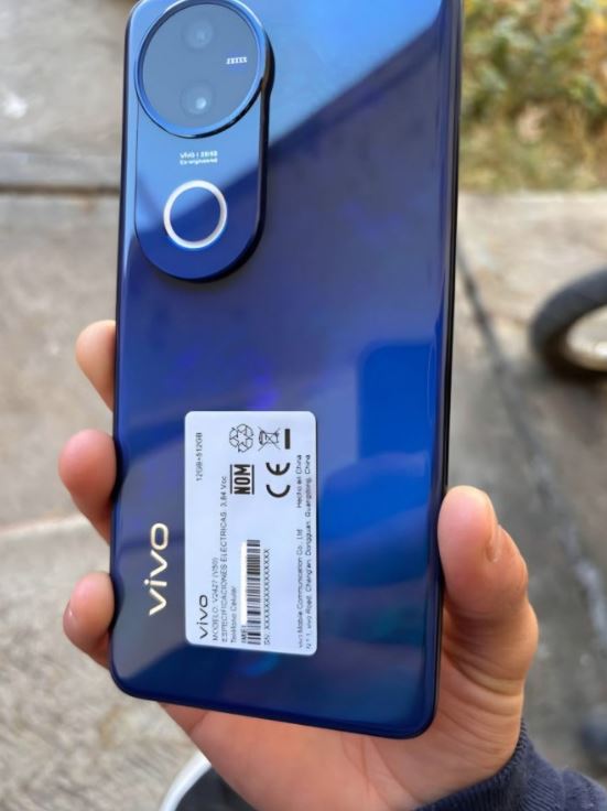 Mặt lưng vivo V50 nổi bật với cụm camera hình tròn