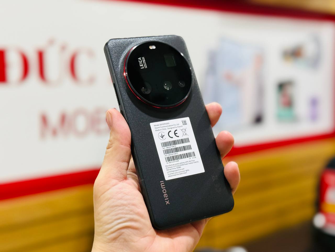 Mặt lưng của Xiaomi 15 Ultra 5G sang trọng bằng chất liệu kính