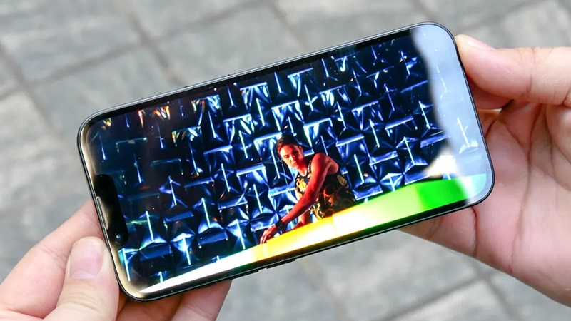 Màn hình 60Hz trên iPhone 16e lướt web, đọc báo mượt mà