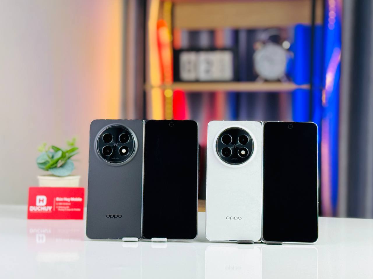 Oppo Find N5 có 2 màu đen và trắng