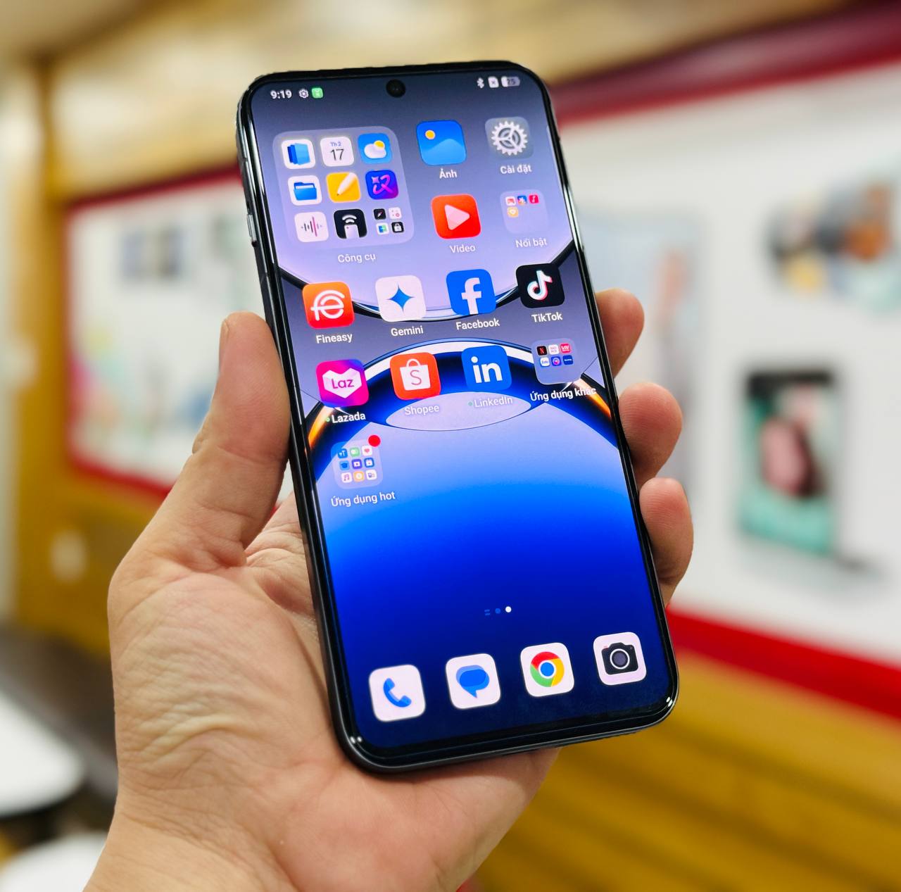Màn hình AMOLED cong tràn viền đều cả bốn cạnh