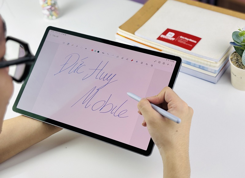 Bút S Pen có ngoại hình trùng với màu của Galaxy Tab S10 Plus 5G.