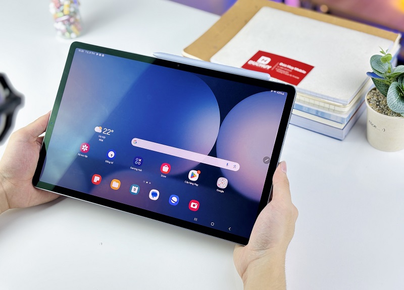 Samsung Galaxy Tab S10 Plus 5G có thêm khay sim rời so với bản wifi. 