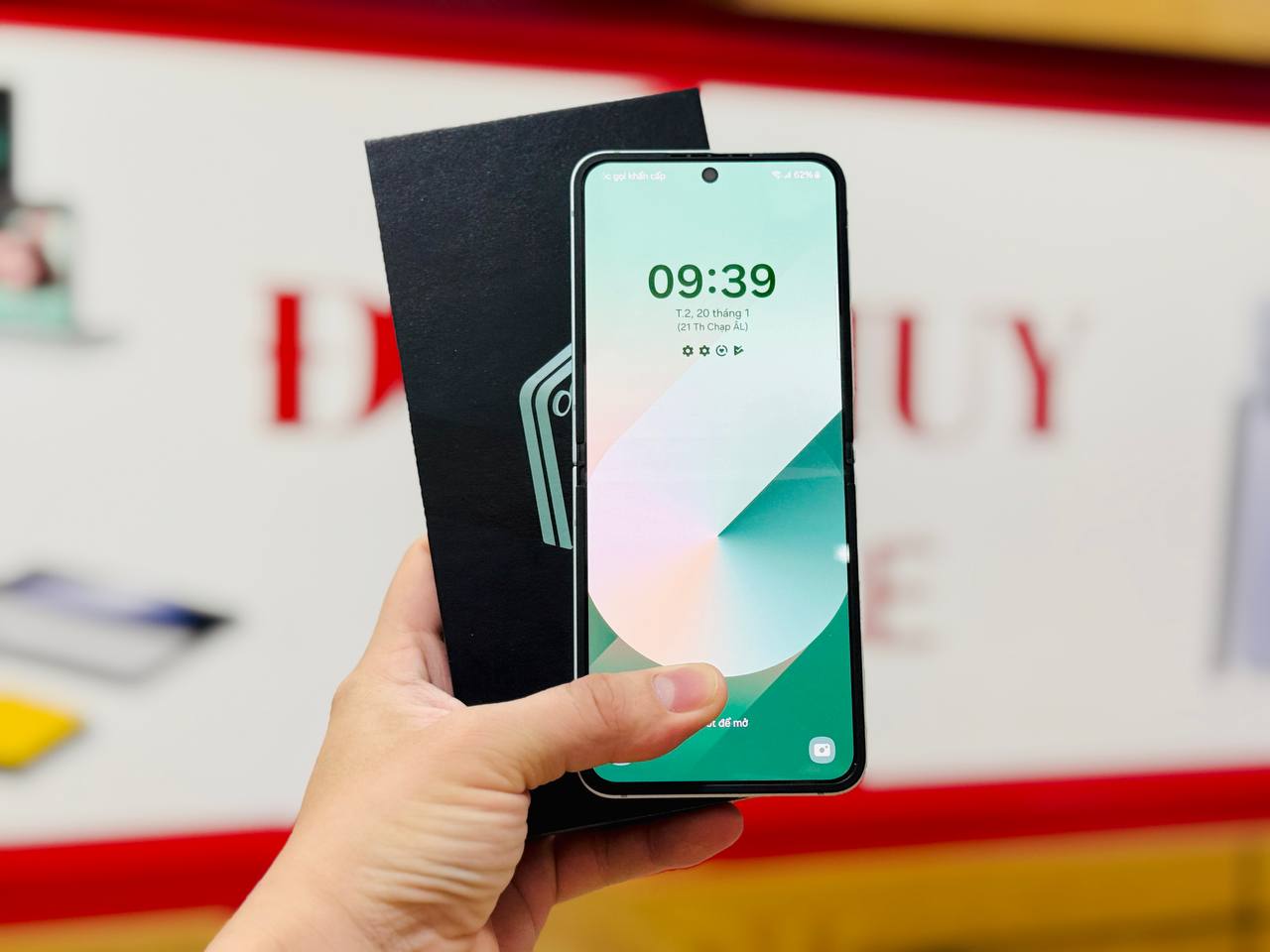 Màn hình Samsung Galaxy Z Flip 6 cũ hiển thị đẹp, sắc nét