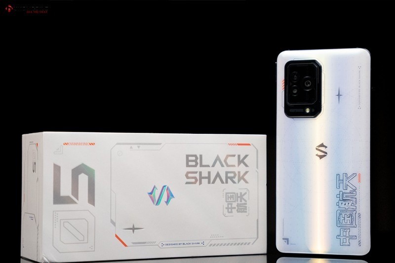 Black Shark 5 Pro và ROG Phone 7 1