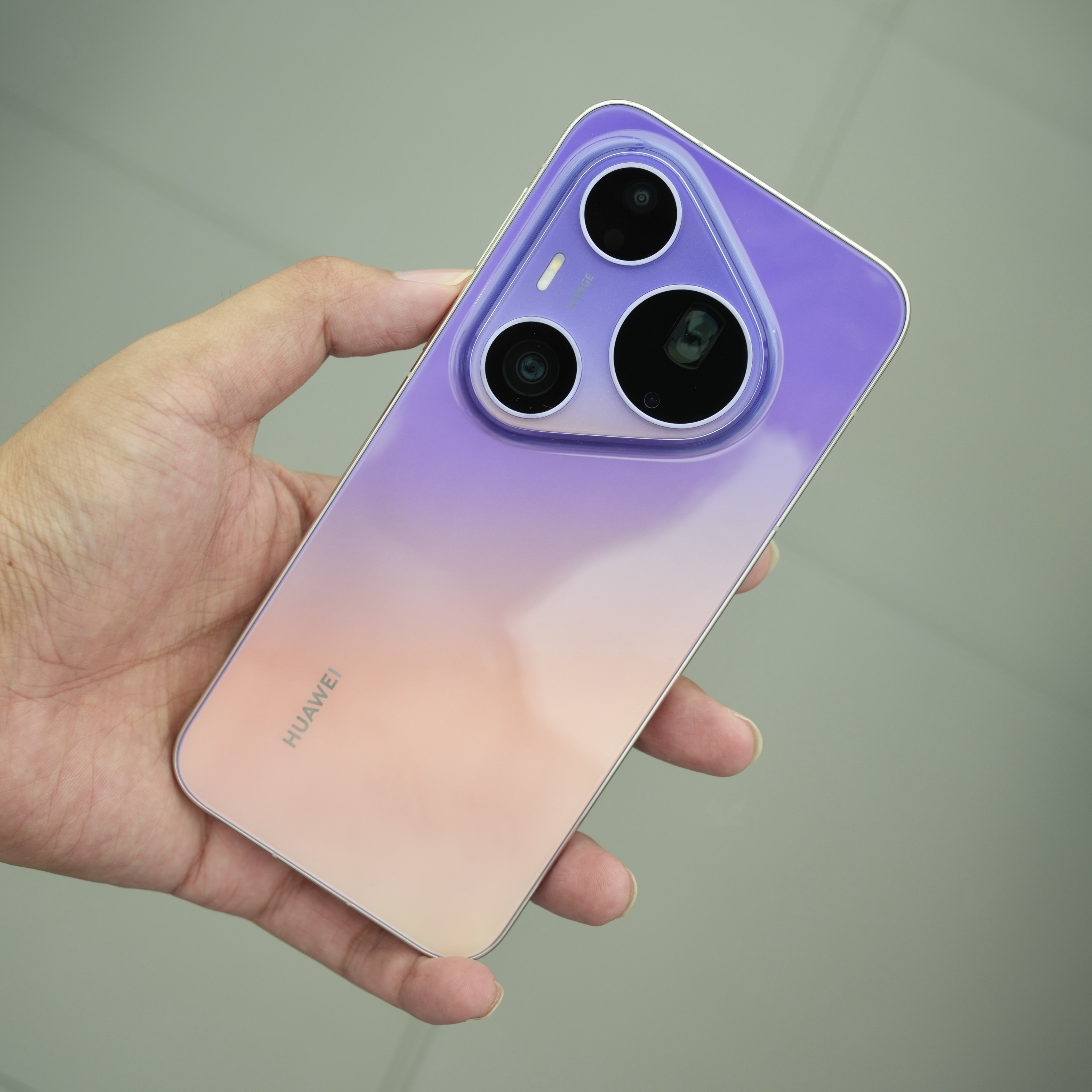 Pura 90 Pro Max sở hữu thiết kế phẳng 2,5D