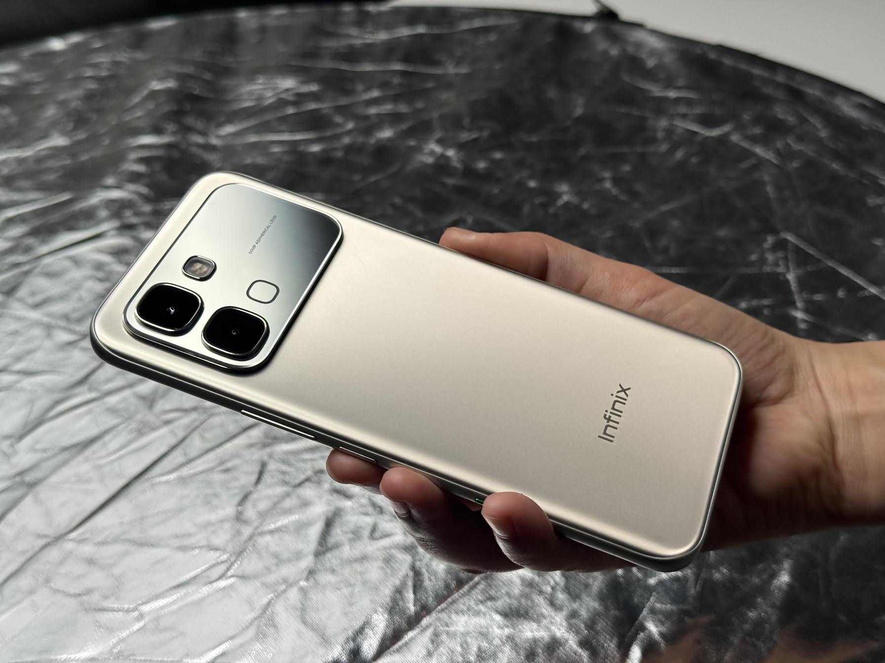 Infinix Note Edge có thiết kế hiện đại