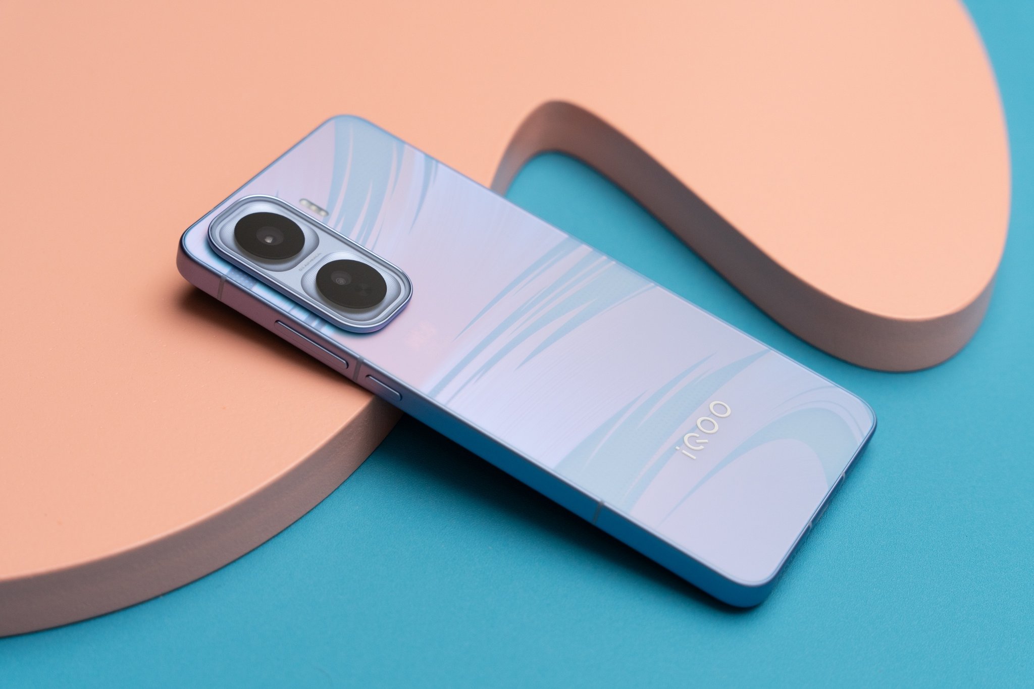 iQOO Neo 11 có thiết kế trẻ trung, màu sắc hiện đại