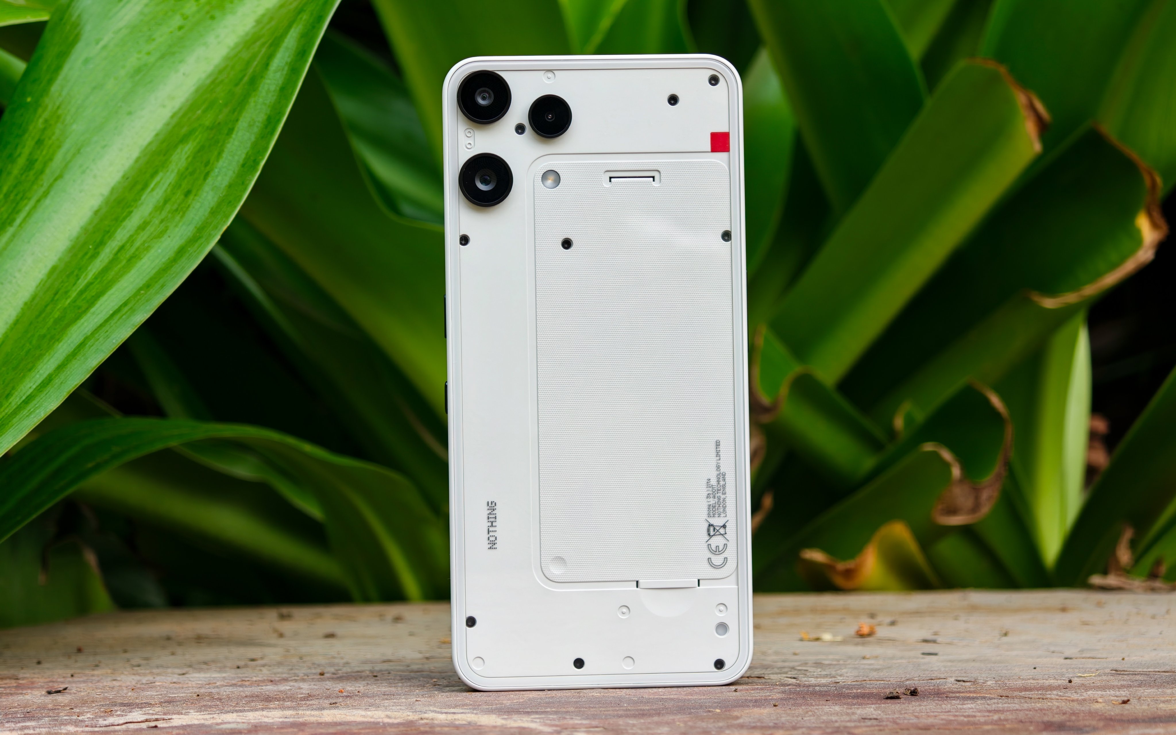 Nothing Phone 3a Lite có thiết kế mỏng nhẹ, đặc trưng trong suốt