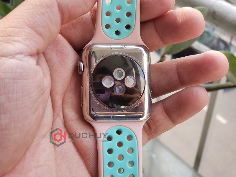 đánh giá apple watch series 3 42mm mặt lưng 