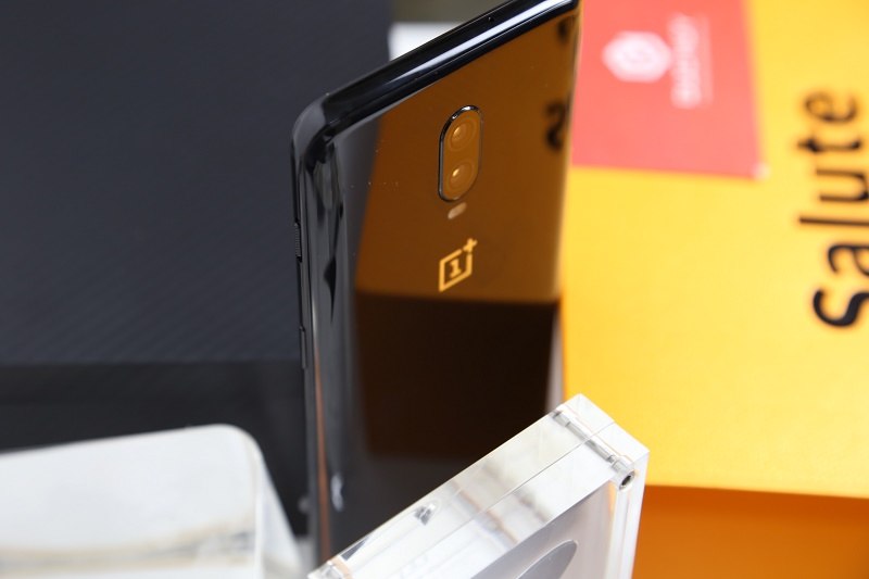 mở hộp oneplus 6t mclaren edition cạnh phải 