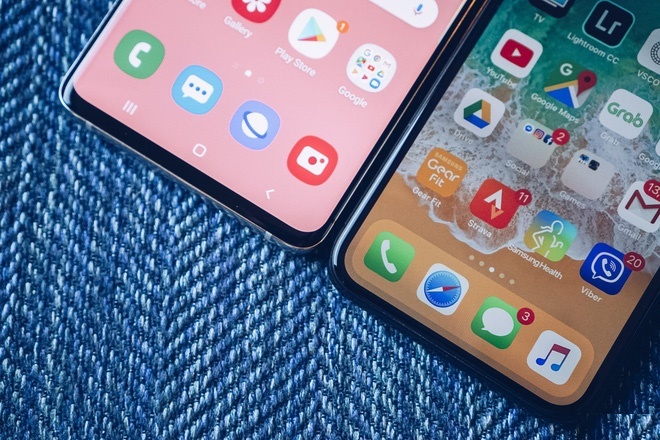 so sánh s10 plus iphone xs cạnh dưới màn hình 