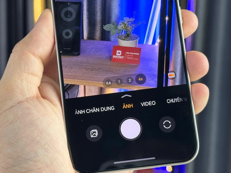 Mặt trước là camera selfie 50MP.