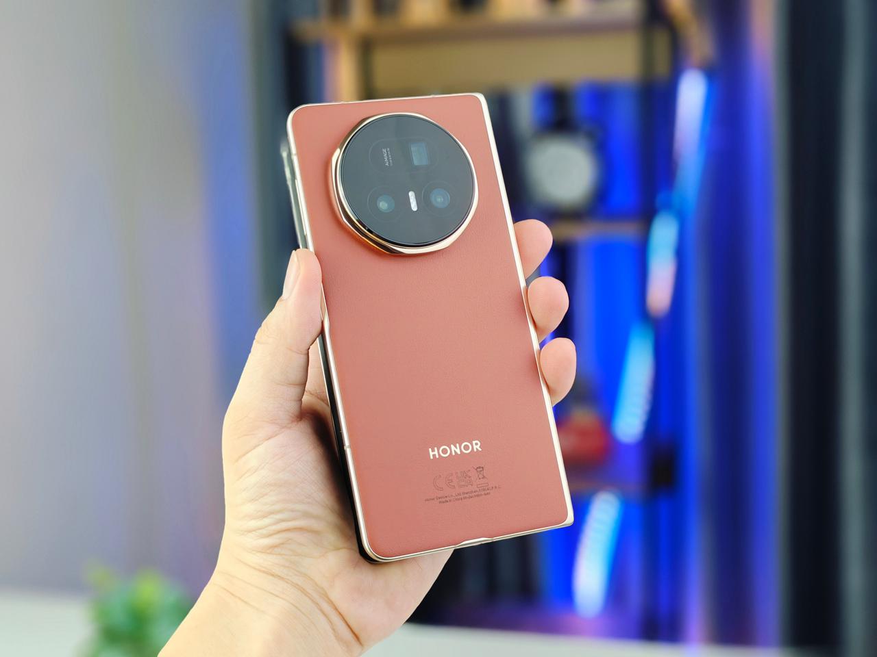 Honor Magic V5 màu nâu đỏ