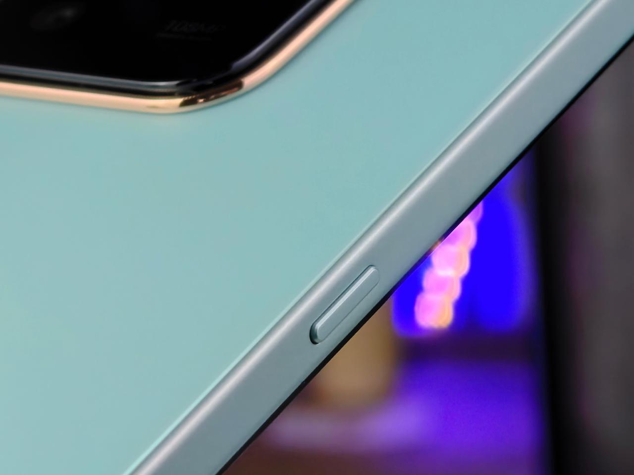 cạnh trái Honor X7d là nút AI chuyên dụng