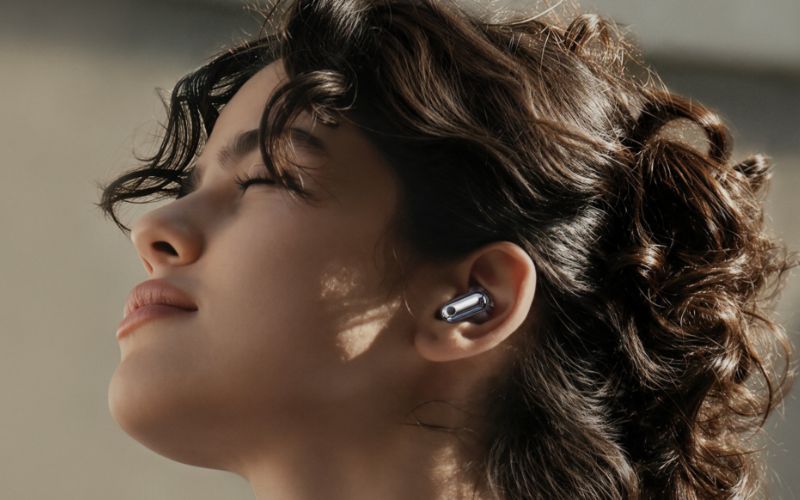 Thiết kế thân ngắn ôm sát tai