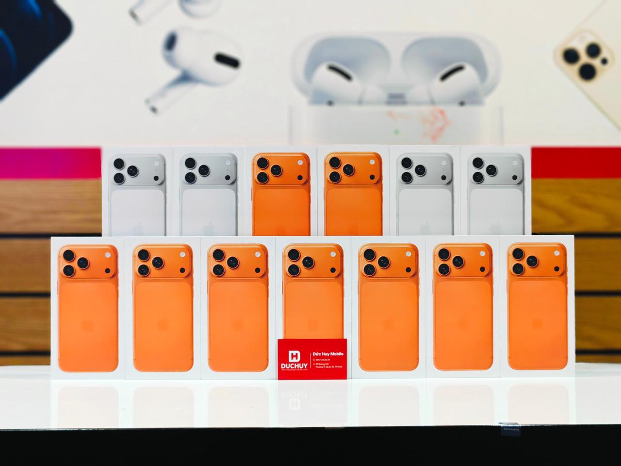 iPhone 17 Pro Max 1TB màu trắng và cam sẵn hàng