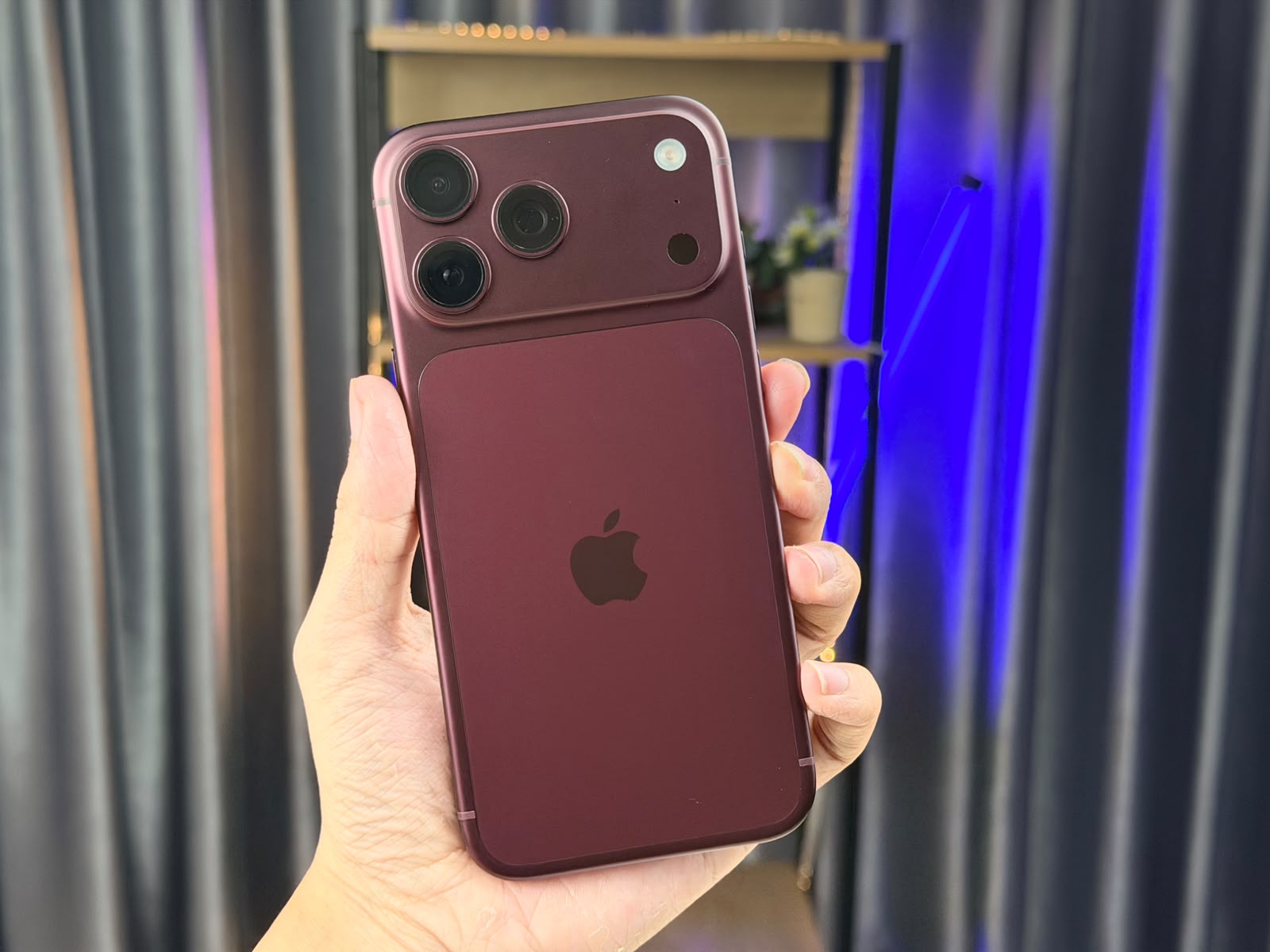 iPhone 18 Pro Max màu đỏ sang trọng