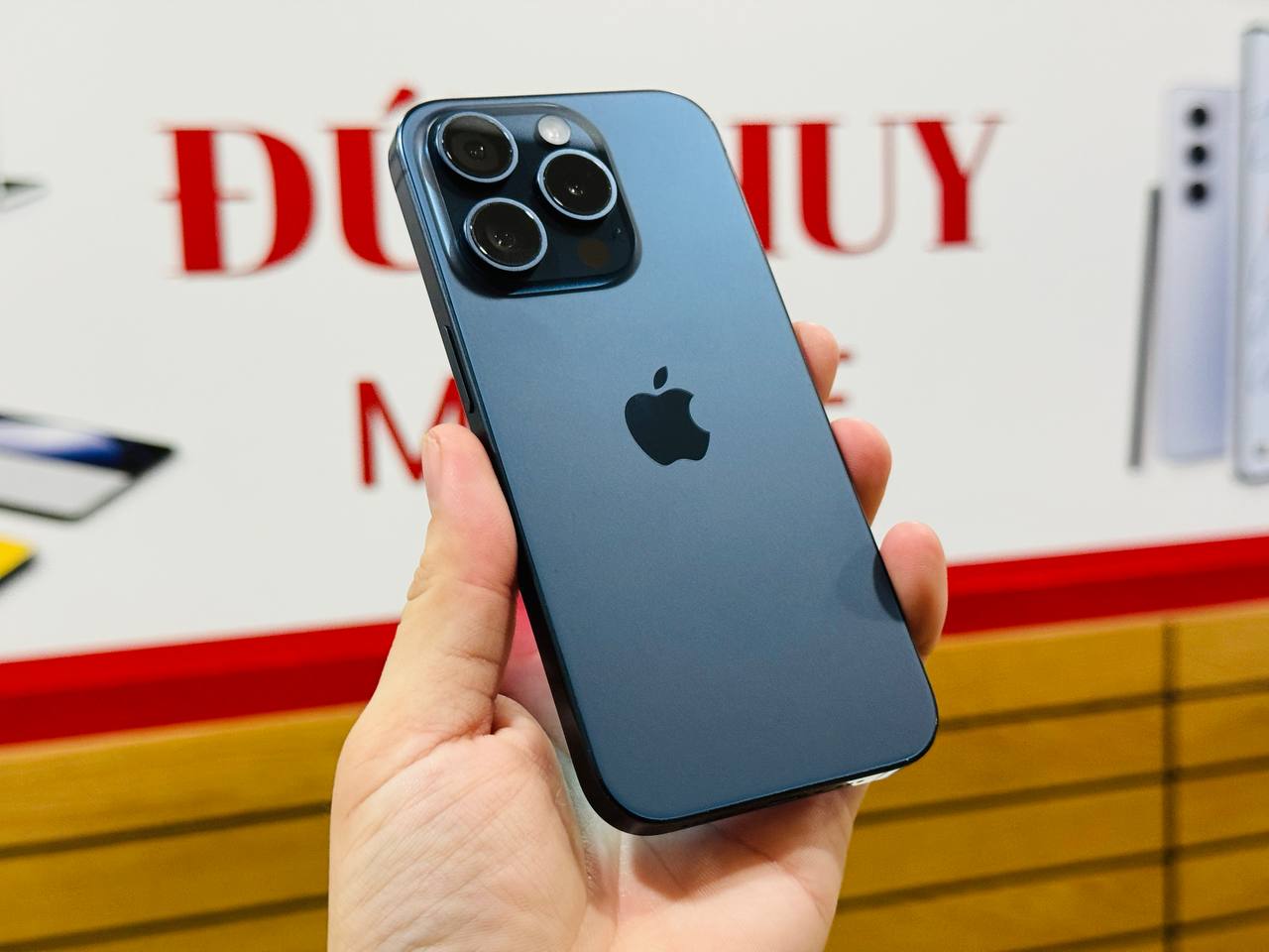 Trên tay iPhone 15 Pro cũ