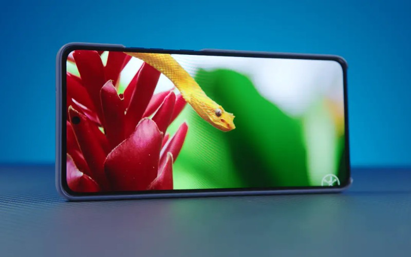 Màn hình P-OLED siêu sáng 4500 nits