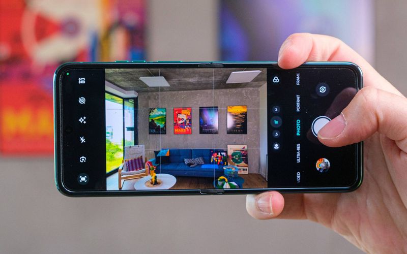 Hệ thống kép 50 MP OIS chuẩn màu Pantone và quay phim 4K