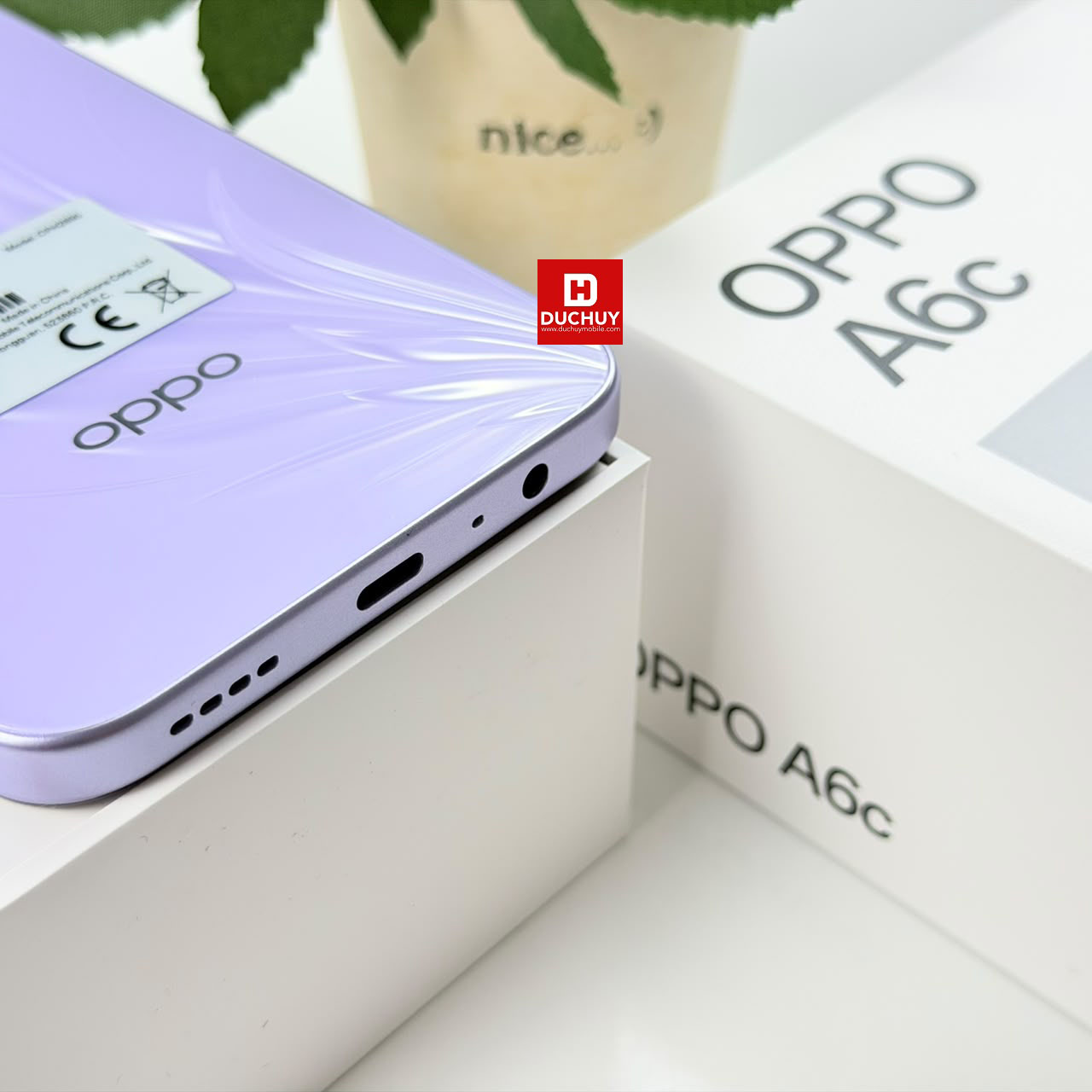 Cạnh dưới OPPO A6c là jack tai nghe 3,5 mm