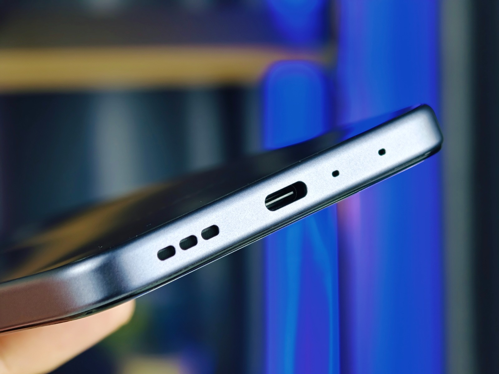 Cạnh dưới OPPO A6t Pro
