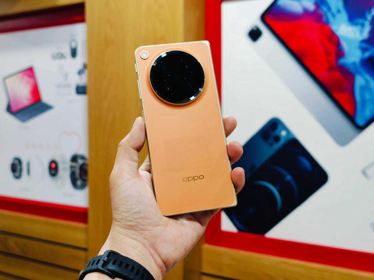 Trên tay OPPO Find N6 5G màu cam