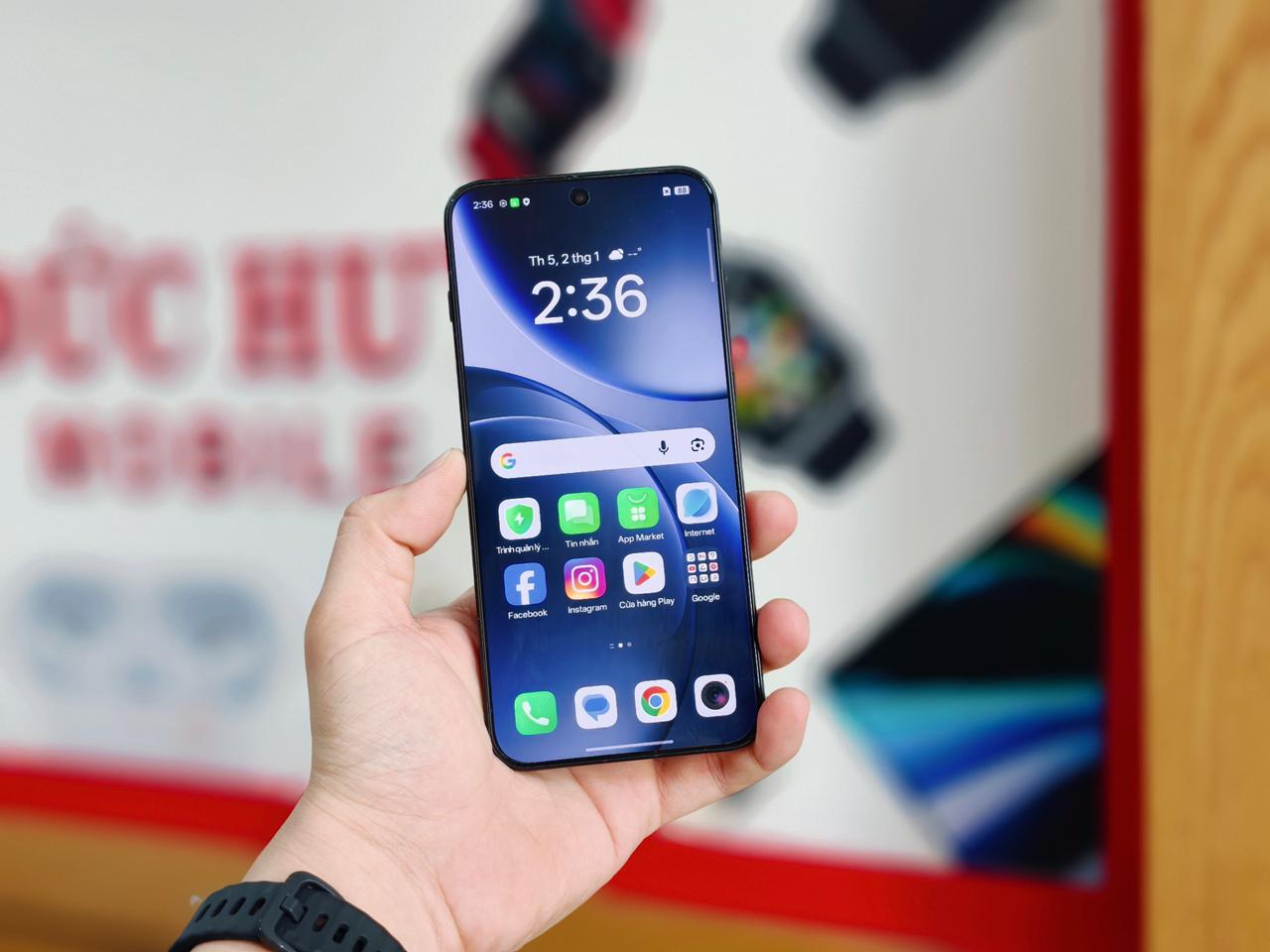 Màn hình OLED hiển thị sắc nét, siêu sáng