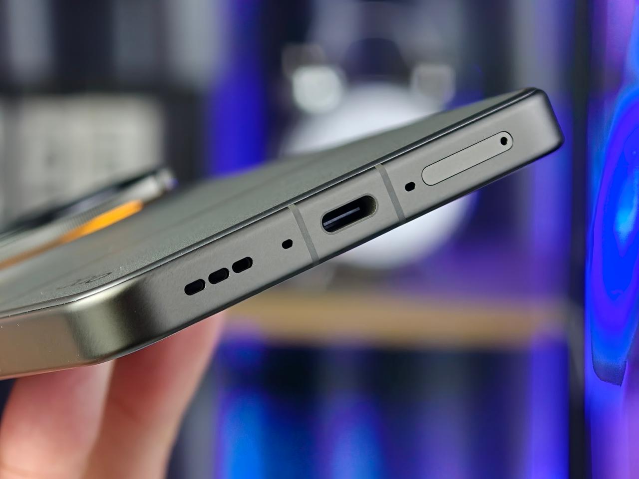 OPPO Find X9 Ultra có trọng lượng 235g 